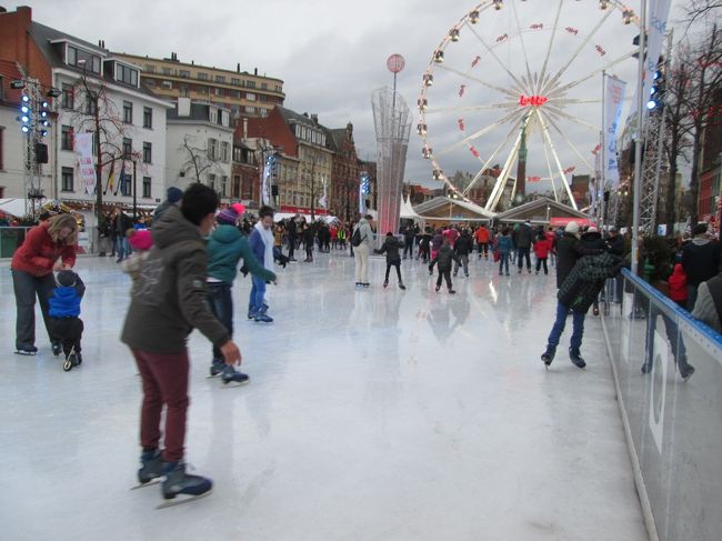 スケートリンクと観覧車もにぎわっています。