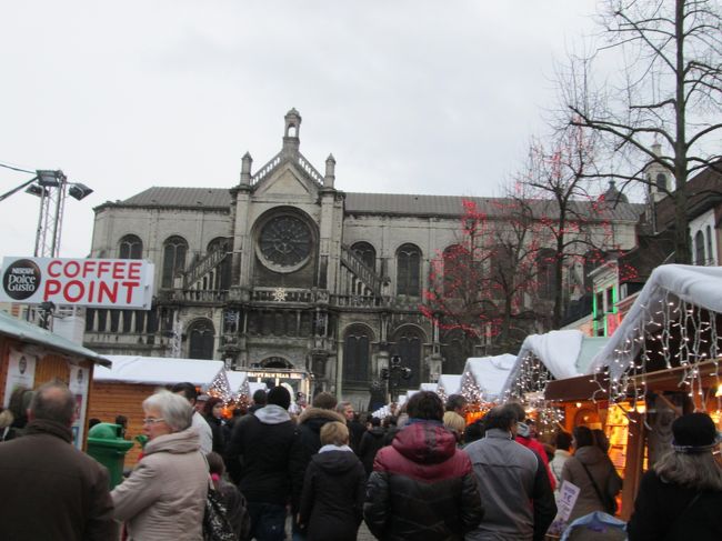 夕方になりぼちぼちイルミネーションの灯りも点灯し始めていますが、まだ暗くなっていないので目立ちません。<br />友人が疲れたからホテルに戻りたいというので「どうぞ」と答えたら「一人じゃ戻れない」というので、仕方なく一旦ホテルに戻ることにしました。