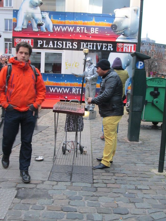 クリスマスマーケットの端っこで楽器を演奏していたおじさん。でもちゃんと聴いているお客さんは、あんまりいないようでちょっと気の毒。やはり本番は暗くなってからかな？