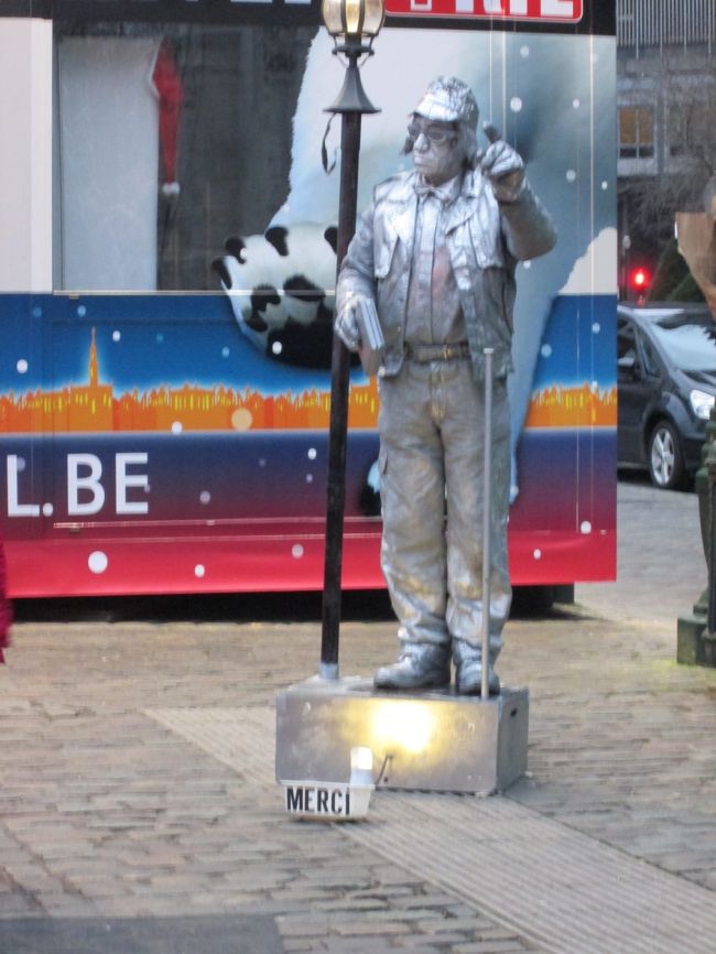 こちらの大道芸のおじさんも気のせいかさみしそう。