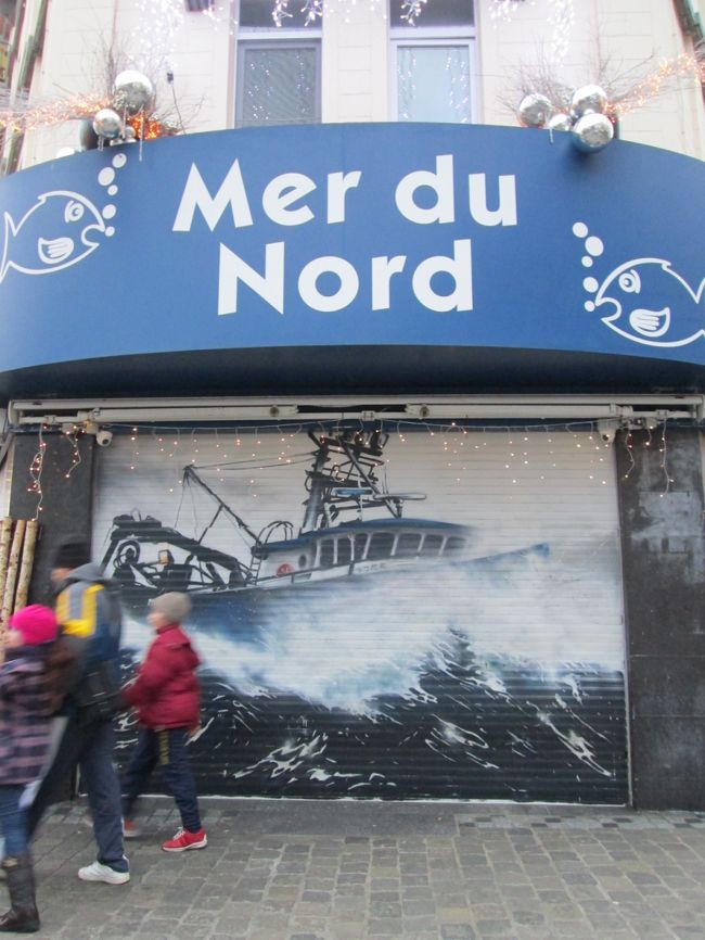 魚屋さんがやっている立ち食いのお店、メール・デュ・ノール。今日は休業らしい。シャッターには荒々しい海と船の絵が。