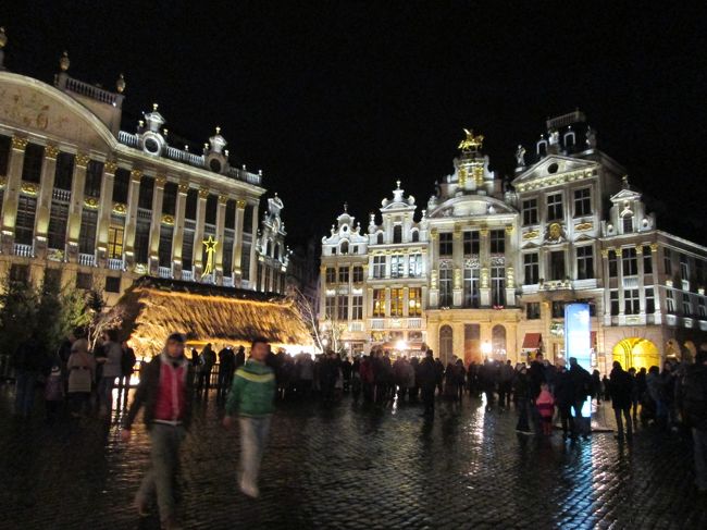 友人をホテルに送り届け一息ついてから、今度は私一人で街に繰り出しました。もうすっかり暗くなっていますが、時間はまだ18時前。<br />グラン・プラスは相変わらず観光客でにぎわっています。