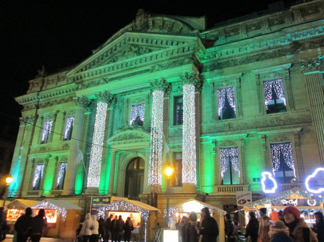 時間とともにライトの色が変わっていきます。