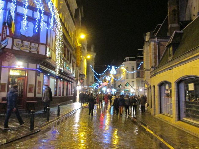 グラン・プラスを離れて証券取引所方面へ向かいます。時々雨が降ったりやんだり。雨に濡れた石畳にイルミネーションが映ってとてもキレイ！