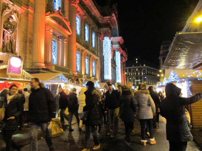 証券取引所付近は通り沿いにクリスマスマーケットお店が並んでいます。特に何か買うわけではないけれど、お店を見ながらブラブラ歩いて行きます。