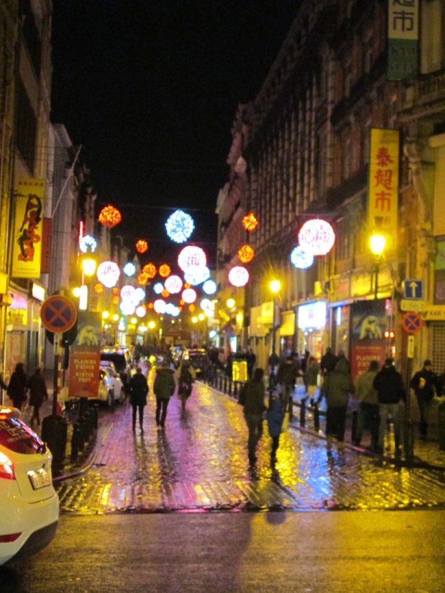 ちょっと大きな通りを渡ってそのまま進むと中華街です。ここもイルミネーションで彩られています。