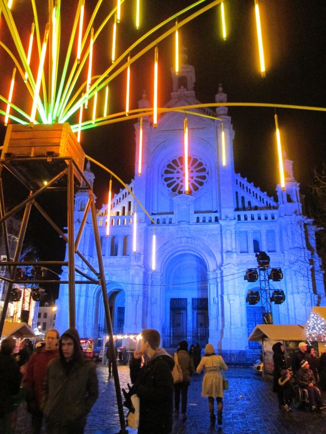 光のバーがしだれ柳のように飾られています。こんなツリーも素敵です。