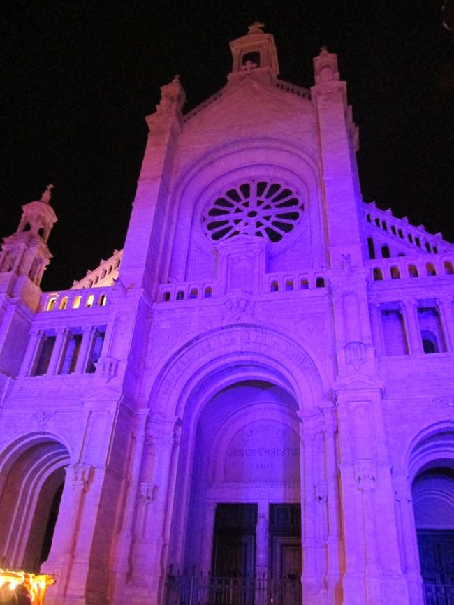 教会も時間とともにライトの色が変わっていきます。