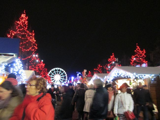 数時間前に訪れた時は、まだ明るくてイルミネーションが映えなかったクリスマスマーケットも、今はこの通り！