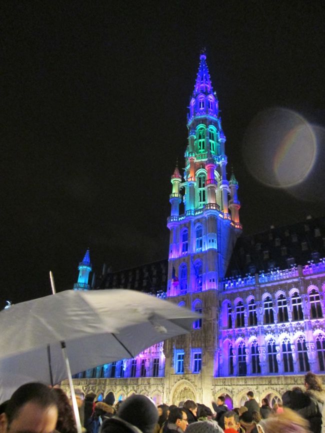 またフラフラとグラン・プラスに戻ってきました。ちょうど音楽と光のショーの真っ最中。パラパラと雨も降っていましたが、グラン・プラスに響き渡る音楽と曲に合わせて次々に色が変わっていくライト。