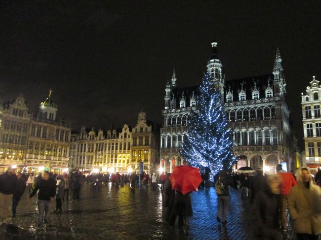 20分ほどでショーが終わると、グラン・プラスは普段のライトアップに戻ります。みんなで同じ方向を見上げていた観光客もバラけていきます。<br />私もそろそろホテルに戻ることにしました。あんまり夜遅くまで一人でフラフラするのも何なんで…。