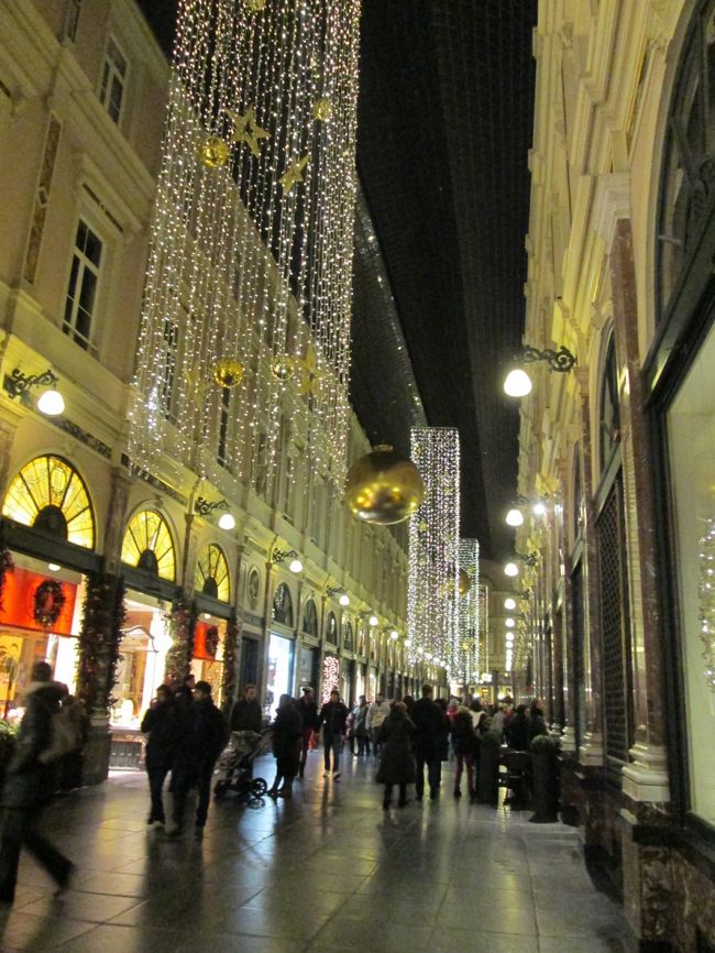 帰り道でちょっと覗いたギャルリー・サンチュベール。やっぱりここも夜が綺麗ですね。