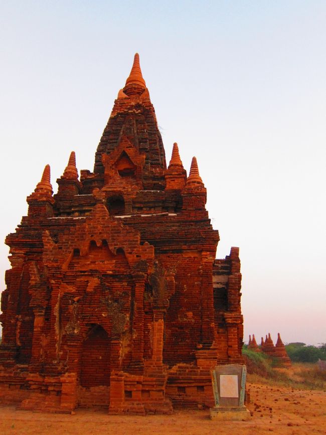 おはようございます！じゃいこちゃんです。<br /><br />今日は朝早くからやっぱり朝日を見ます。<br />本当は朝早くにホテルを出て行ってどこのパゴタから朝日を見ようとも思ったんですが、のんびりホテルから見ることに決めました。<br /><br />朝日が昇るまでホテルの近くをぶらぶら散歩です。