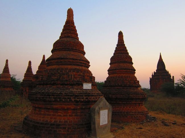 ぶ〜らぶ〜ら☆<br /><br />ぅあいたぁ〜！！<br />そこらへんに生えているバラかなんかのトゲがビーサン突き破ってじゃいこちゃんの足にささった！！<br />そんなんってあるんかい！？<br />ビーサン突き破るなんて・・・。<br />おかげさまで血がすごくでてるんじゃないですか〜☆<br />ホテルで応急処置しないと。<br /><br />そんなんあっても、ぶ〜らぶ〜ら☆<br />それにしてもホテルから徒歩１０秒のところに遺跡があるなんて、何たる贅沢。<br />名前もない番号だけのパゴタだけど、散策するにはちょうどいいぐらいです。