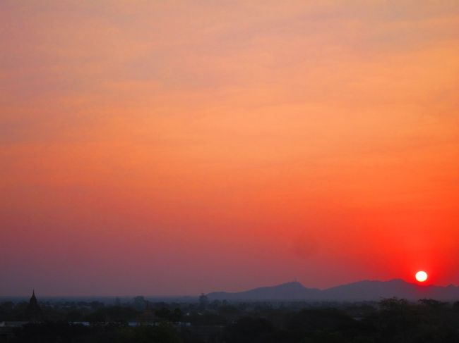 ホテルに帰って朝日を見よう。<br />今日の朝日もとってもきれい。<br />昨日の朝日より少し赤みが多い感じがしますが、とってもきれいな感動する朝日です。<br />こんなんが毎日見れるなんて本当にうらやましい。<br /><br />今日の朝日は本当は真っ暗なうちにホテルをでて、シュエサンドパヤーから見たかったんですが、そんなに朝からバイクがレンタルできると思ってないので、ホテルから見ることにしました。