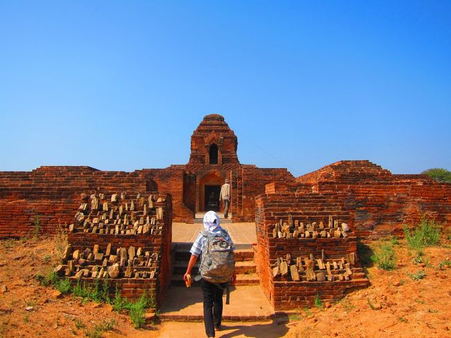 さて、バイクも何とか慣れて来たので、遺跡を散策しに行きましょう。<br />バガンの街並みをバイクで散策するのは本当に簡単。<br />ニューバガン、オールドがバン、ニャウンウーの町のそれぞれが舗装されてつながっています。<br />脇道はすべて舗装されていないので、舗装された道さえ走っていれば、迷子になりません。<br />もし、行きたいパゴタがわからなくっても道路脇にいる現地人に聞けばみんな答えてくれます。<br />なんとも楽しく遊べるのでしょうか。