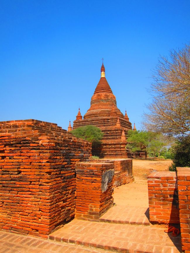大きなパゴタでした。<br />こんなに大きくても名もなき番号のパゴタです。<br /><br />ミャンマーの寺院はどこも裸足で入らないといけないので、ビーサンぬごうかなと思ったら、どこからともなく管理人さんがきて、ぬがなくてもいいよ〜って言ってくれた。<br />うっほほ〜い！<br />日中は暑いし、陽射しも強いので、レンガが焼けて裸足で歩くのには大変になるんですよね。