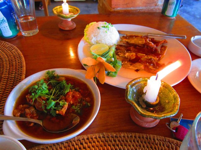 ちょっとこぎれいなレストラン発見したのでお茶でも・・・<br />と思ったらなぜかご飯になっちゃった。<br />カレーとエビのグリルと焼きそば。<br />カレーだけだとご飯がないんですね〜。<br />でも、ちょうどエビのグリルに白米があったので調度よかったです。<br />２人で食べて２０００円ぐらいでした。<br />エビを食べたので少し高めでした。<br />ちょっとした贅沢です。<br />味もミャンマー料理は油をよく使いますが、油っこくなくさっぱりと食べやすかったです。<br />母・さなえはエビがおいしいと言ってました。