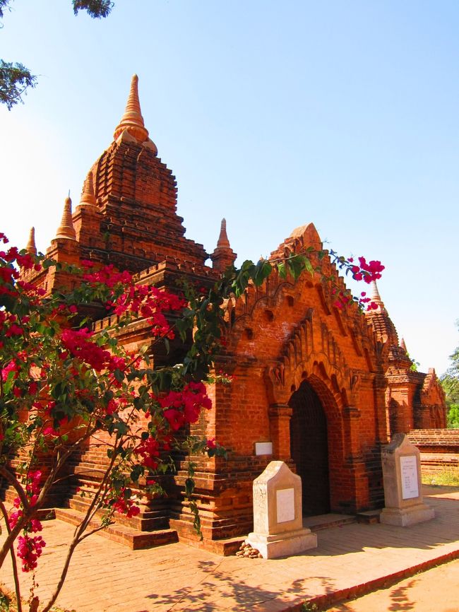 エネルギーチャージしたので、午後も遺跡を観光します。<br /><br />今日は昨日行かなかったニャウンウーのほうまで行ってみます。<br /><br />またまた舗装された道の両方に遺跡があるので走りながら遺跡を見て、いい感じのところがあったら寄り道しました。