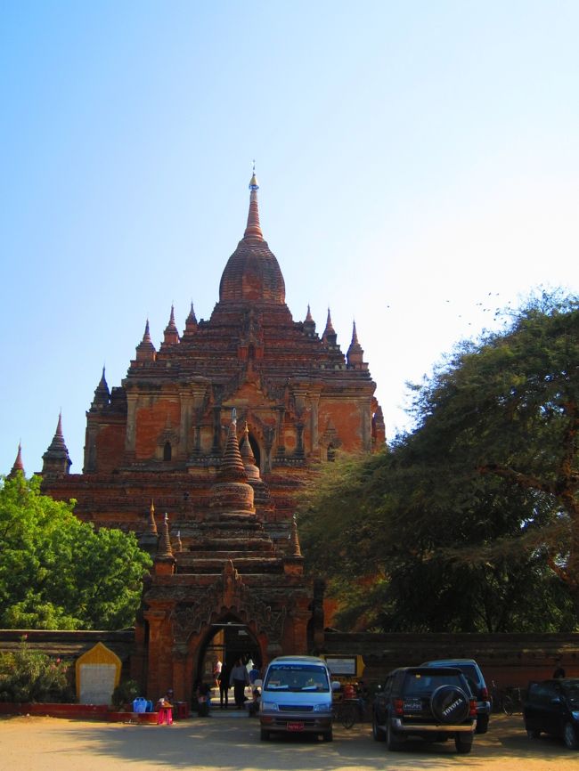 有名どころとあって、観光バスや観光客がいっぱいいました。<br />ここの寺院は本当に大きかったです。