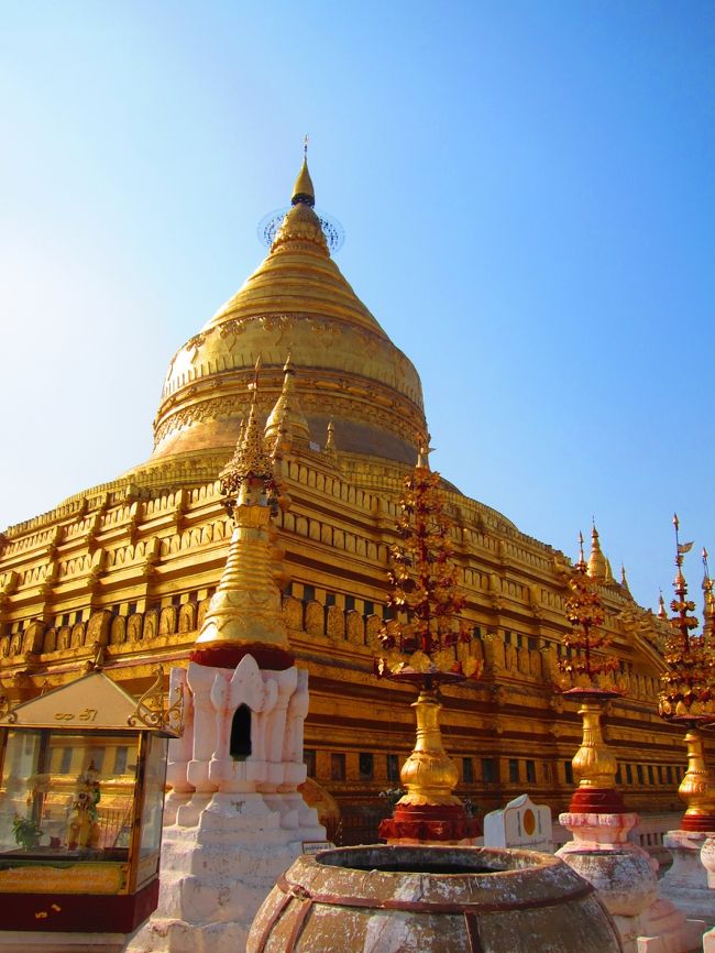 ニャンウー付近にあるシュエズィーゴンパヤーに来ました。<br /><br />本日の目標はニャンウーまで来ること、ニャンウーを探索することだったんですが、ニャンウーって・・・何があるんだ？？<br />散策するって言ってもよくわからないやって言うことで、すぐに引き返し、来るときに見た寺院に行ってみることに。<br /><br />ここのパヤー・・・散々だった。<br />パヤーの入り口にあるみやげ物屋の客引きがすごかった。<br />バガンにきてはじめてしつこい客引きに会った気がします。<br />手をつかまれて、自分達のビーサンを持っていかれ、胸に無理やりチョウチョのブローチつけられて・・・。<br />ヤバイなって思ったとおり帰りにすごい目にあった。<br />正直疲れた・・・。