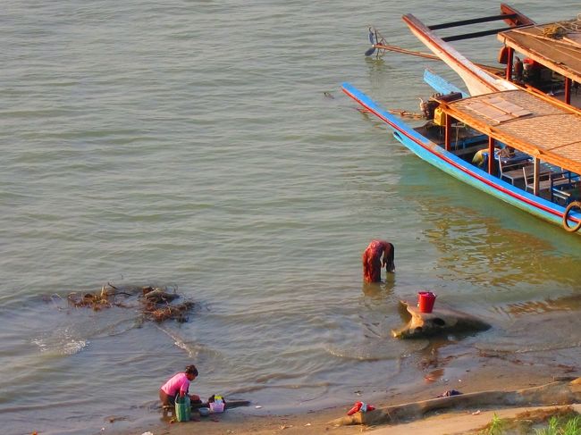 イラワジ川は生活の一部。<br />川で沐浴したり、洗濯したり、生活と切っては切り離せない場所でした。