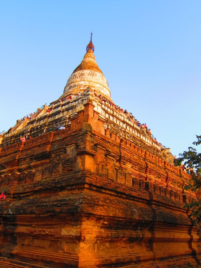 シュエサンドパヤー到着☆<br /><br />夕日の時間まではまだまだ時間があるのに、一番上のベストポジションはもう満員。<br />場所取りに出遅れた感があります。<br />じゃいこちゃん達は一番上ではなく、一段下がったところに陣取って夕日を見ました。<br />有名な寺院ということあって、バガンにいるほとんどの観光客がくるんじゃないかと思うくらい人に会いました。<br />昨日あった日本人も、ちょっと前に友達になった欧米人もいた。<br />登れる遺跡っていうのがあまりないからみんなここに集うのかな。