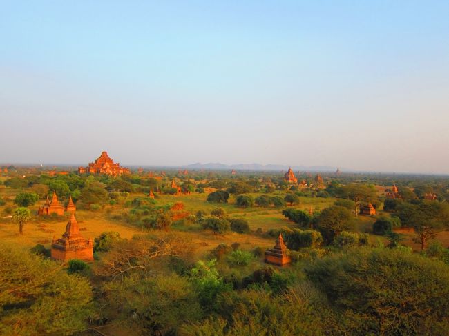 夕日が沈むのとは反対側。<br />オレンジ色のレンガと緑色の平原が広がります。