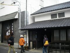 「西条鶴醸造」は街道に沿って斜め向かい（延宝蔵のお隣）。玄関横に仕込み水が出ています（どの酒蔵にもありました）。