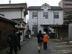 街道筋沿いの一番奥にある「賀茂泉酒造」。洋館は元県立醸造支場だったそうです。