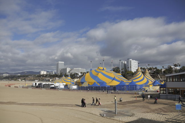明くる日はサンタモニカへドライブしてきました。気温は２月でも２２℃でした。黄色と青色のテントはシルクドソレイユの公演のようです。