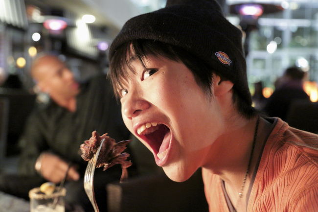 勿論肉も堪能してました。アメリカで食べる肉は確かに柔らかくはないですが美味しいとぼくも思います。<br /><br />昨日からほぼ全日彼は肉を食べる事になります（笑）<br />でも肉だけ食べてても、炭水化物を摂らなければ太らないことを彼は身をもって証明するのでした（笑）<br /><br />ただポテトに塗るバターや、パンをたくさん食べると脂質・糖質（炭水化物）で太ります。ジャガイモは基本、野菜なので大丈夫です。