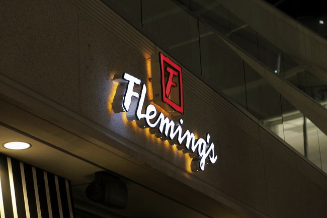 そんなかんなでその夜は、どこだったけ？隣町のステーキの有名なカジュアルレストランフレミングスへ行きました。<br />そうそう、イングルウッドの町です。