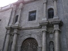 チャーターしたタクシーはここでお終いです。
やって来たのはサン･オウガスチン教会です。

イントラムロスの中ではずっと残され続けてきた建物の一つです。
フィリピン石造建築物の中では最も古い建物のようです。

幾たびもの大地震や第二次世界大戦の爆撃にも耐えて、そのままの姿を残すことができたようです。
