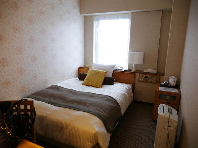 英国王室御用達!伝統と風格のブランド「スランバーランド」のベッドを採用さいたお部屋です。アメニティかなり充実！<br /><br />北欧調の明るくやさしい色合いのインテリアに、加湿機能付空気清浄機（プラズマクラスタ機能搭載）、美容器具ナノケアスチーマー、ルルドマッサージクッション、マイナスイオンドライヤー、使い捨てスリッパなど、女性にうれしいアメニティがご用意されていました。<br /><br />