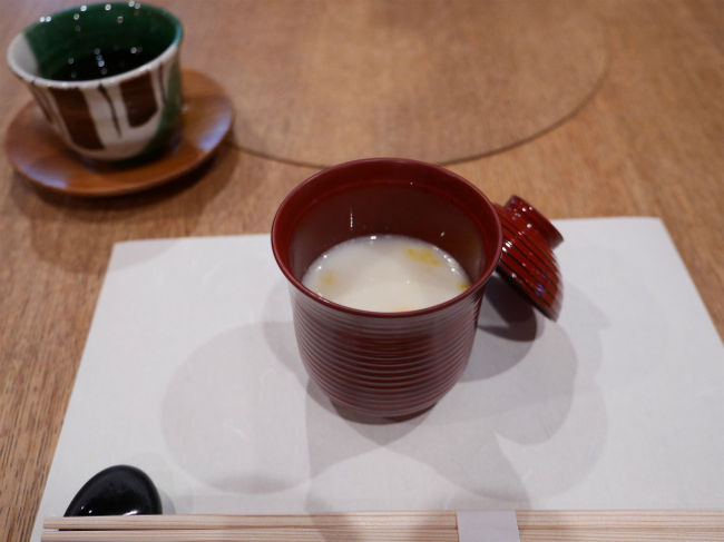 ちょっと奮発したランチを頼んでみました。<br />まずは暖かな白菜のクリームスープ。薄味で優しいお味