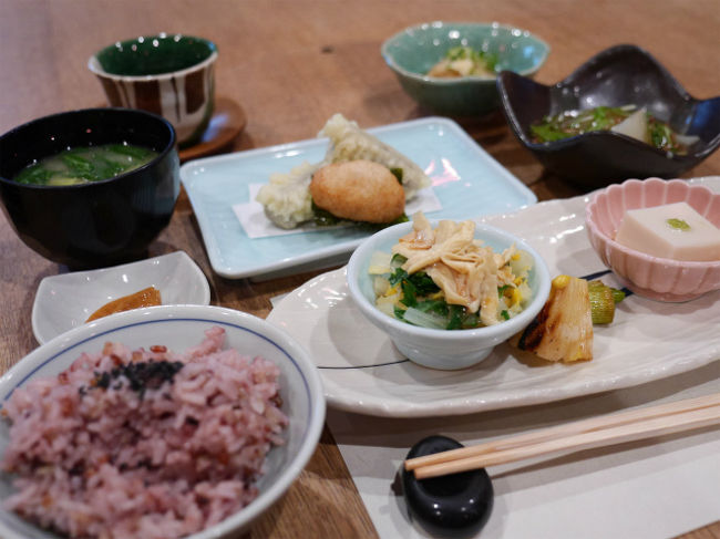 そしてランチは色々な野菜を使ったお料理が並びます。野菜料理だけではなく自家製のゴマ豆腐などもとてもおいしく頂きました。ごはんは赤米。