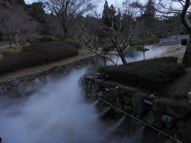 点灯は18時〜21時まで。17時30分ごろには、あら・・霧の噴射が始まりました。