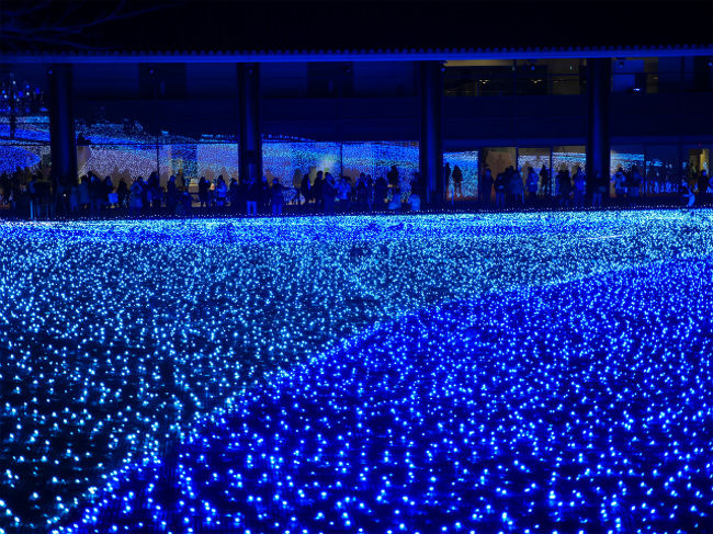 新公会堂は大きなガラス一面に覆われています。この写真では人がいるのでちょっとわかりませんが、テストライトアップ時は人がいないので、このLEDがガラス一面に写り込んでそれはそれは綺麗だったそうです。見たかったなぁ〜