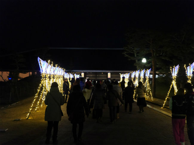 そろそろ瑠璃絵を出て次の場所へ。。この後営業さん達は飲みに行っちゃいましたがせっかくなので私は他も見ることにしました。<br /><br />奈良新公会堂の入口です。このあたりが例年の瑠璃絵のライトアップだそうです。