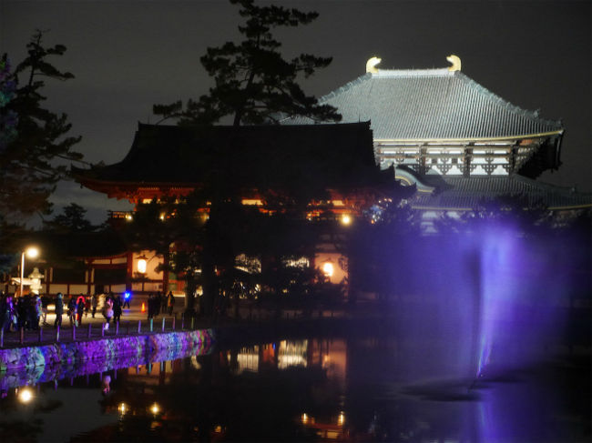 東大寺が見えて来ました。すぐ手前の池ではウォータープロジェクションが行われていました。