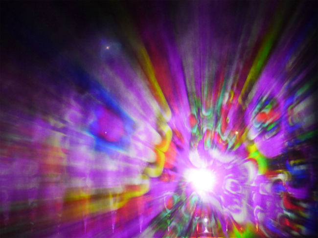 東大寺鏡池に水に写された様々な光や映像が照らし出されます。