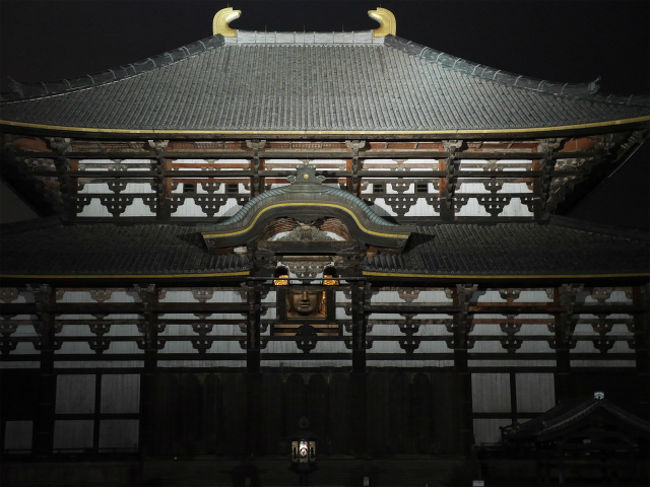 そしてその先の大仏殿は夜間ライトアップされ、大仏殿では特別に開かれた観相窓を通して見える大仏さまをお参りすることができます。