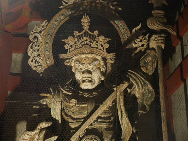 仁王さん（金剛力士）も夜間ライトアップされていて、昼間見るより迫力あるかも。