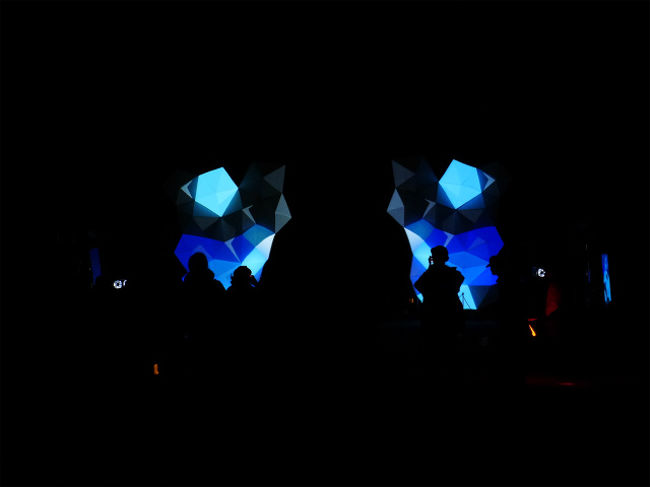 獅子舞とかやってましたが、境内はとにかく暗い・・<br />暗いその先に奇抜な幾何学模様？？<br />この先まだ行かなくてはならないところもあるので、ここで引き返すことにしましたが、この先に素敵な灯篭や暖かなライトアップがあったそうです。あとからコクリコさんに聞きました。う〜ん、残念！！<br />でも、ここはうちが担当していないのでまぁいいか。