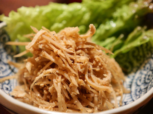 ゴボウと鶏皮のポン酢胡麻和え