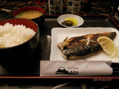 １２時前。日本料理故郷。サバの塩焼きのおいしいこと。