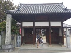 続いて太山寺から円明寺に移動します。こちらは平たんな道を1.3キロ歩くだけでしたので、楽なもんでした。