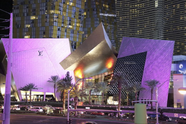 ラスベガスへ最初行ったのは１９８９年、それから今回で５回目の訪問になりますが、ここ最近が特に変わったような気がします。町の明るさが変わるくらいのLEDのスクリーンがあちらこちらに、それの反射を受けて建物の色が変化していくのです。それはそれは腰を据えて見ているととても無料の被写体とは思えないほどです。