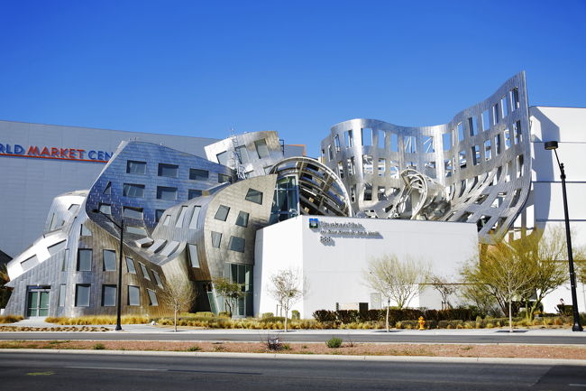 そのモールの近くに何やらモニュメントが、息子曰く、「あれ家やで！」<br />ほんまかいな？